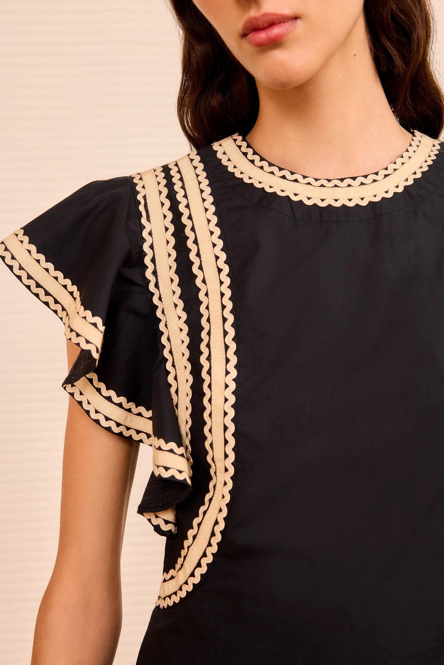 Anora Flutter Sleeve Top - Noir - Image 2
