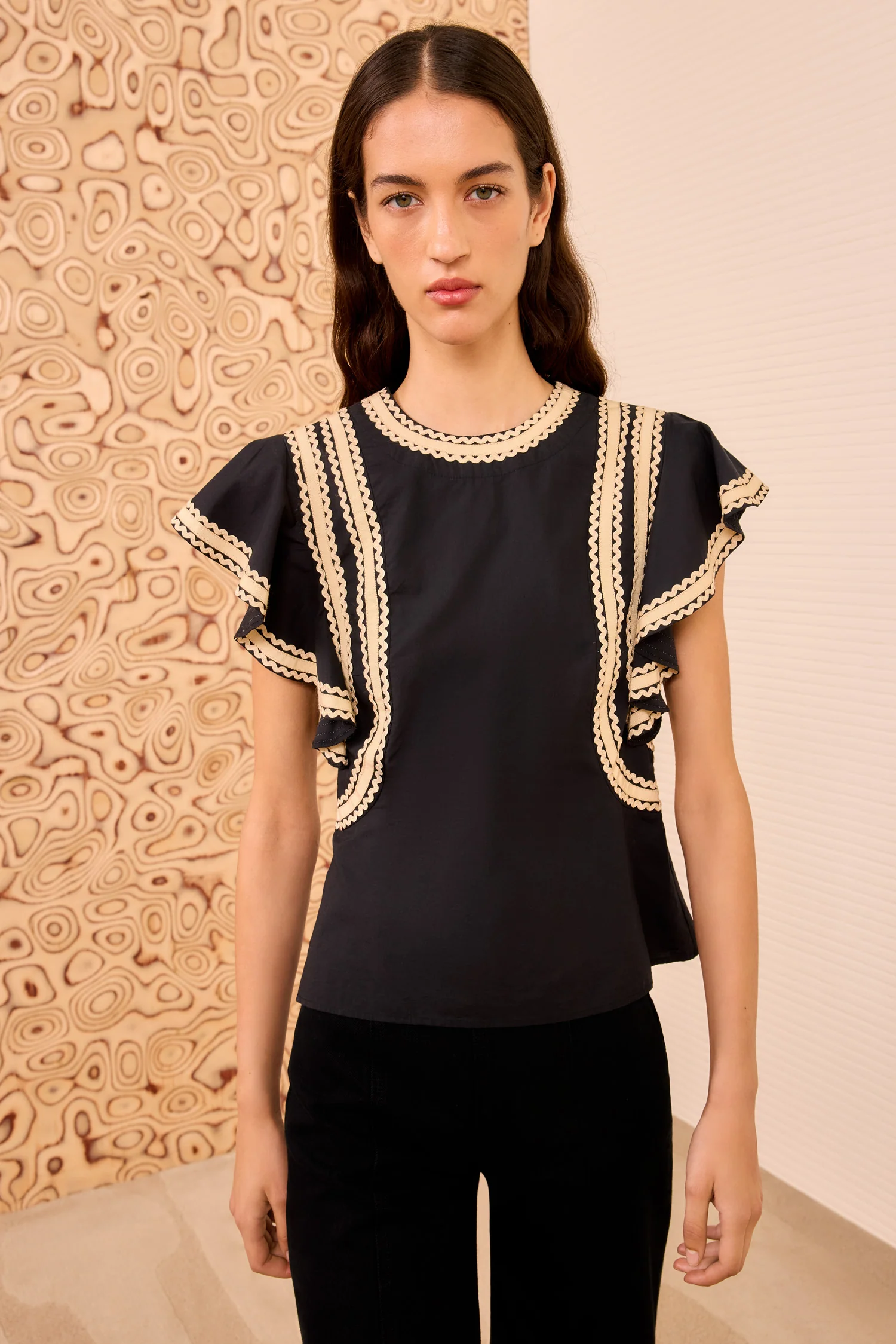 Anora Flutter Sleeve Top - Noir - Image 3