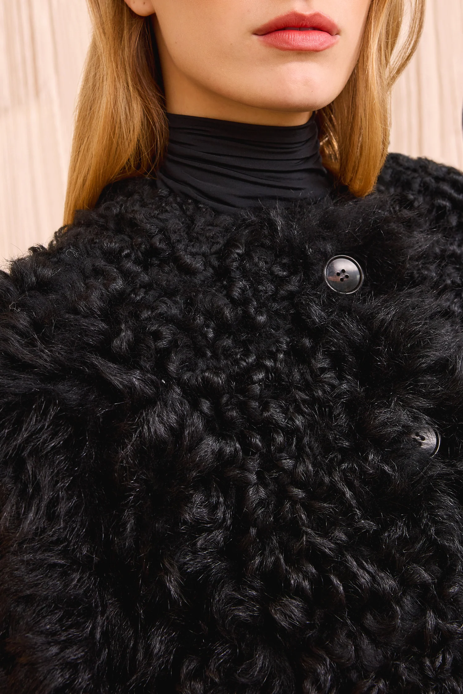Irina Short Shearling Coat - Noir - Image 2