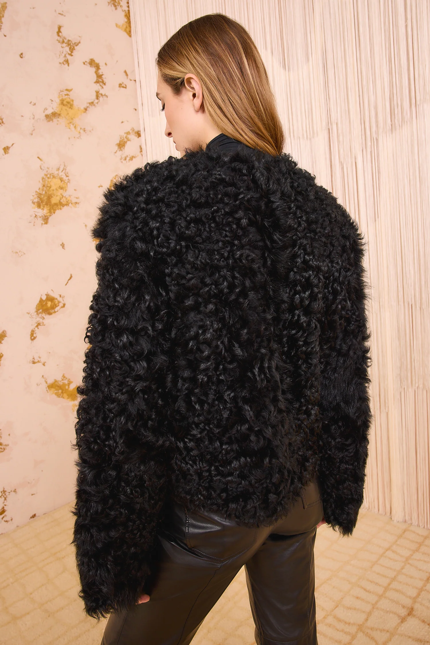 Irina Short Shearling Coat - Noir - Image 4