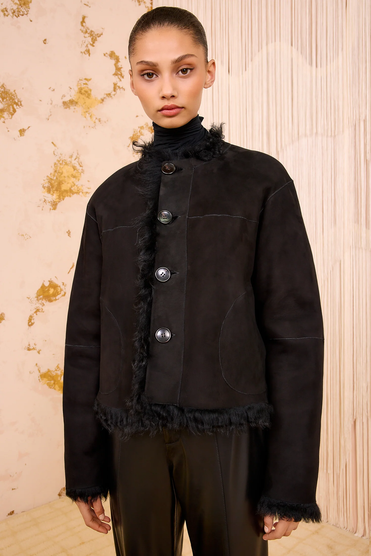 Irina Short Shearling Coat - Noir - Image 5