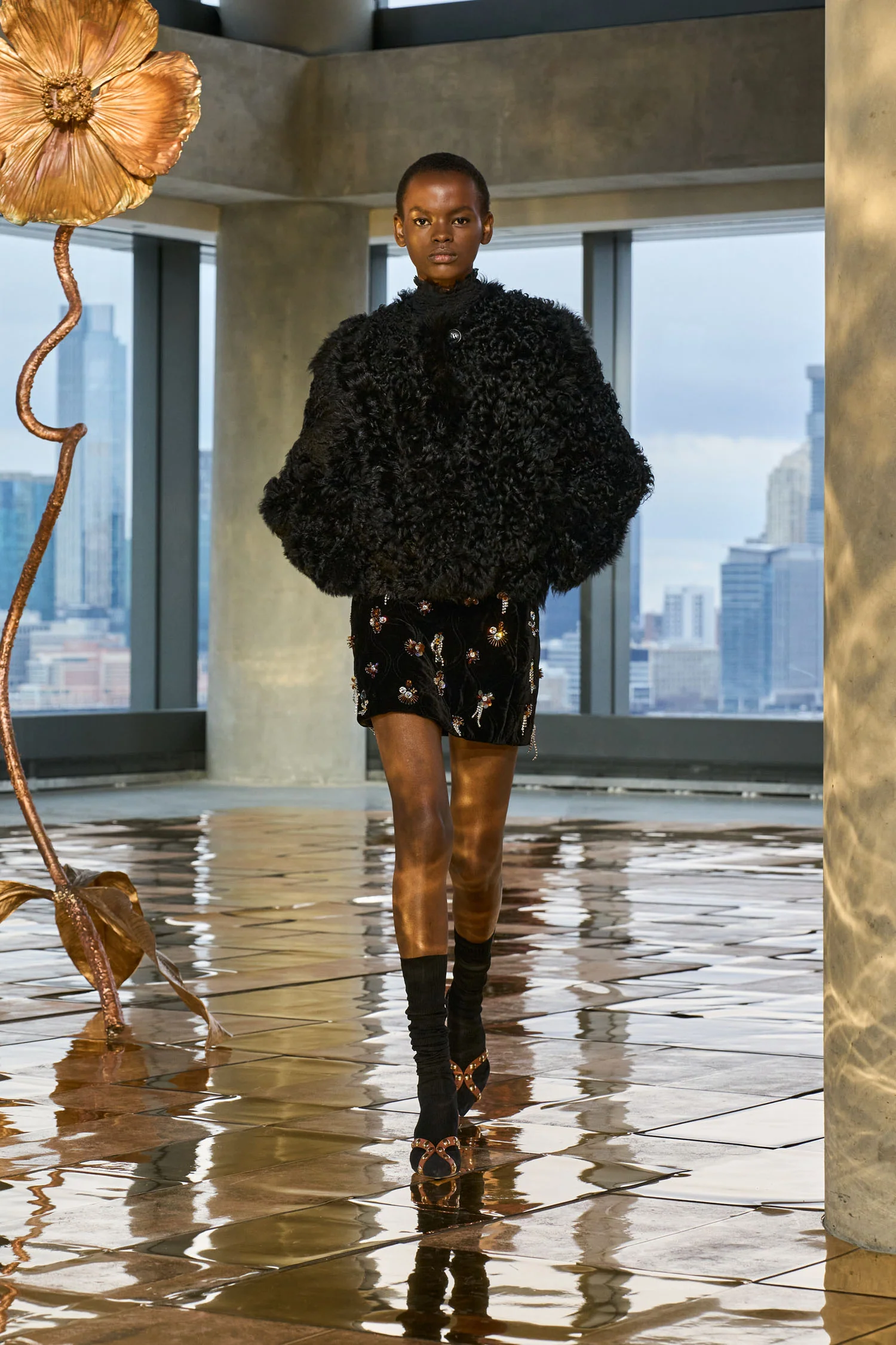 Irina Short Shearling Coat - Noir - Image 7