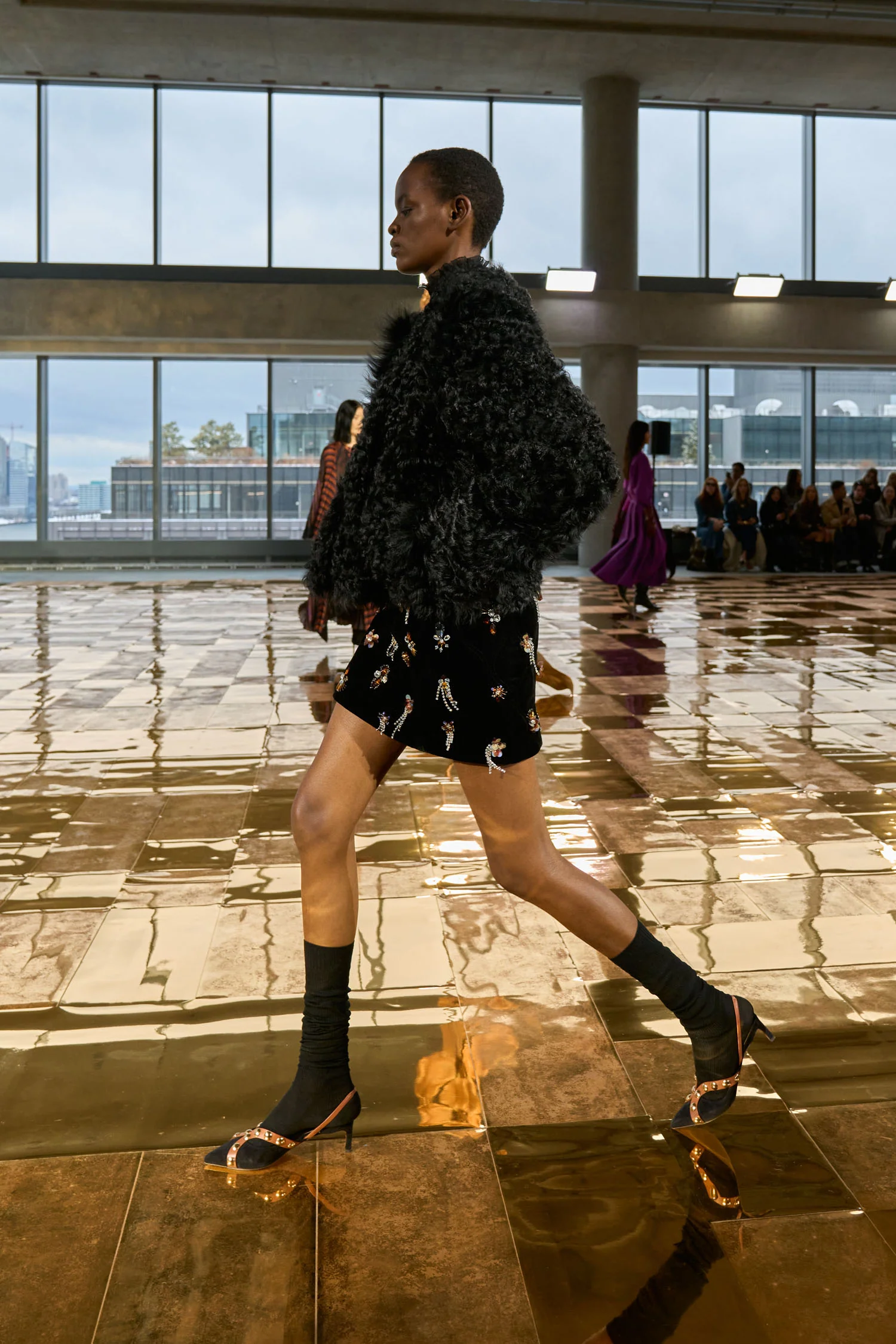 Irina Short Shearling Coat - Noir - Image 8