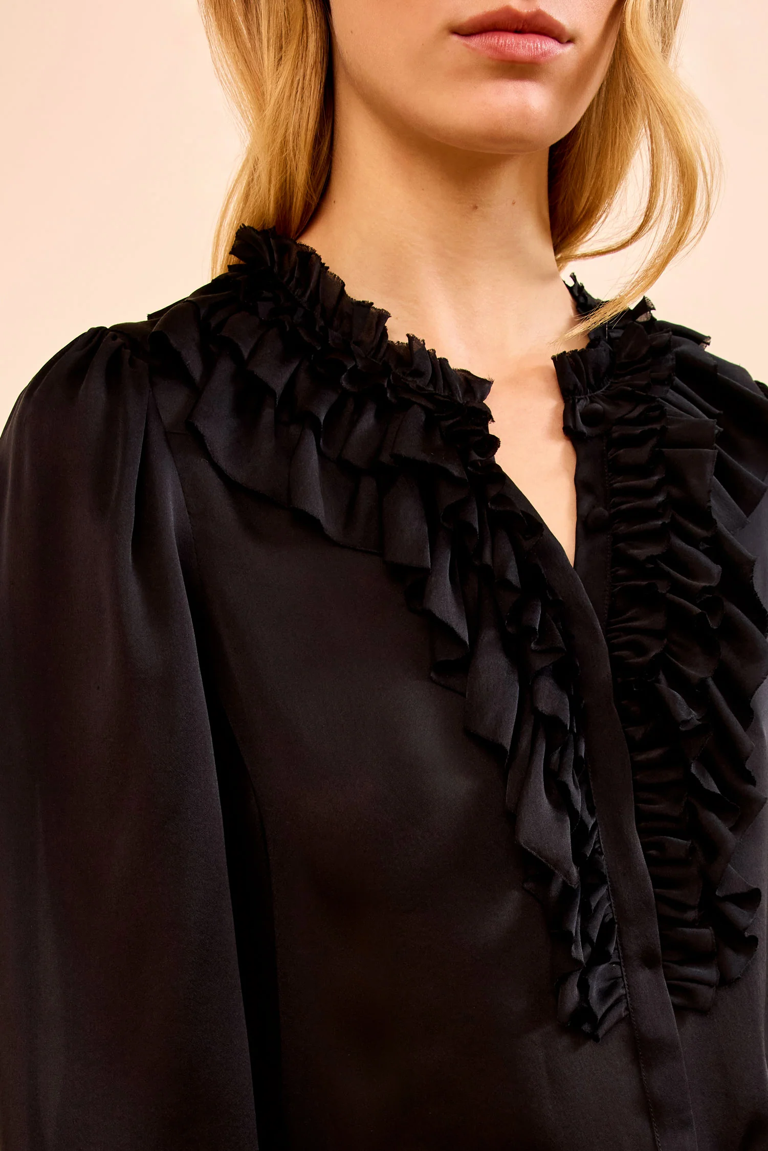 Rouen Silk Ruffle Front Long Sleeve Blou - Noir - Image 2