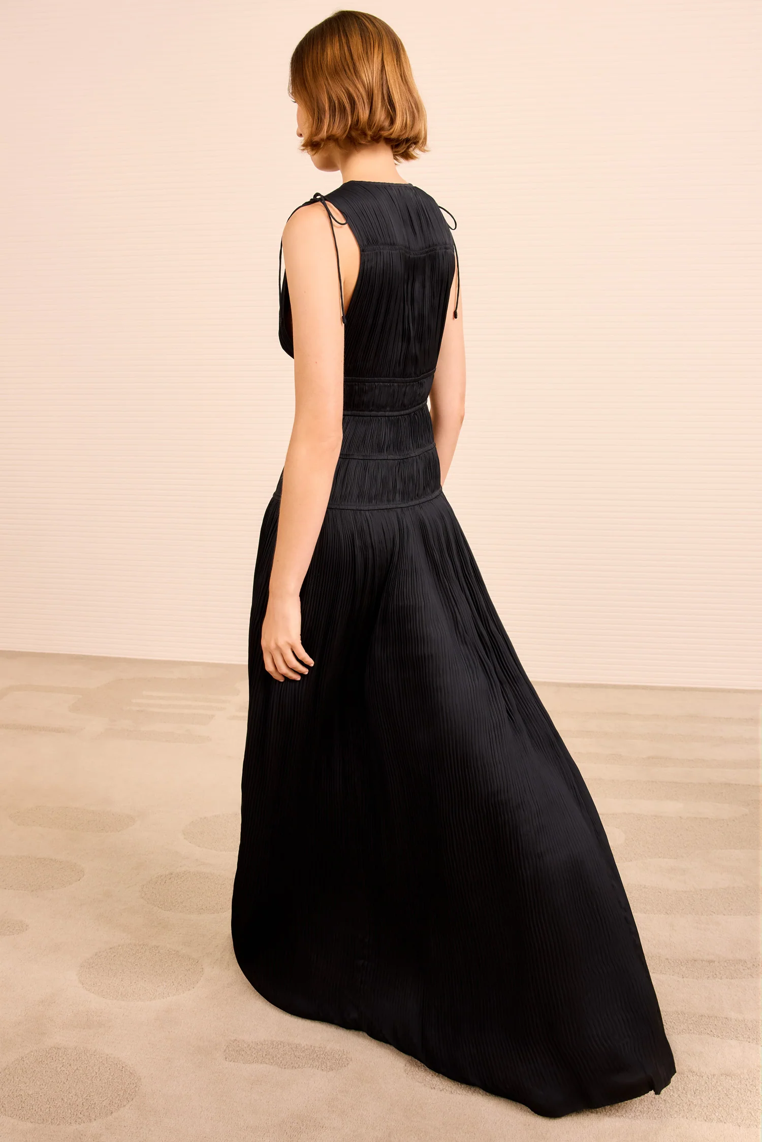 Tasneem Deep V Gown - Noir - Image 4